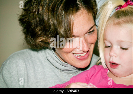 Nahaufnahme von Mama und kleine Mädchen Stockfoto