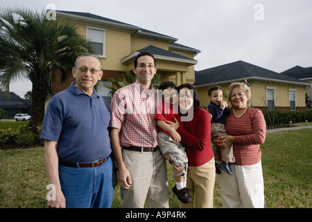 Porträt eines 3-Generationen-Familie stehenden im Hinterhof Stockfoto