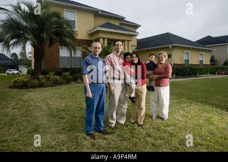 Porträt eines 3-Generationen-Familie stehenden im Hinterhof Stockfoto