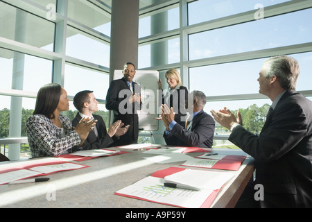 Geschäftskollegen applaudieren in einer Besprechung Stockfoto