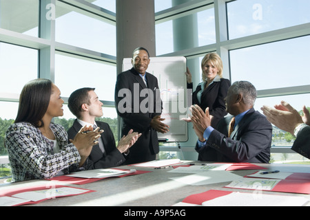 Geschäftskollegen applaudieren in einer Besprechung Stockfoto