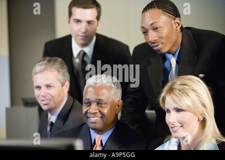 Porträt von Kollegen in einem Büro arbeiten Stockfoto