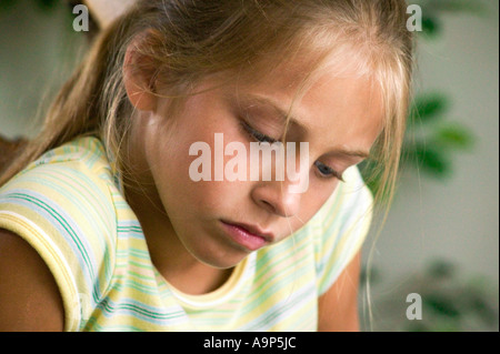 Nahaufnahme von jungen Mädchen lesen Stockfoto