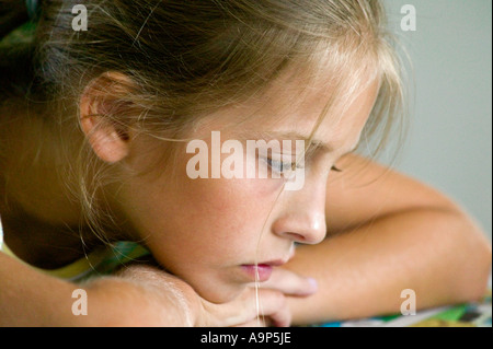 Nahaufnahme von jungen Mädchen lesen Stockfoto