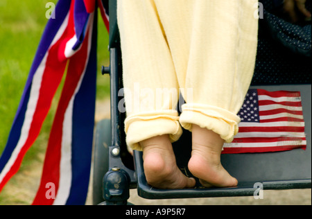 Füße des Mädchens auf Kinderwagen mit amerikanischen Flagge Stockfoto