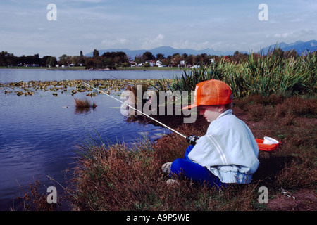 Ein Young Boy Angeln im Forellensee"bei John Hendry Park in Vancouver British Columbia Kanada Stockfoto