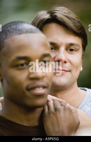 Porträt von zwei jungen Männern, ein schwules Paar, Lächeln Stockfoto
