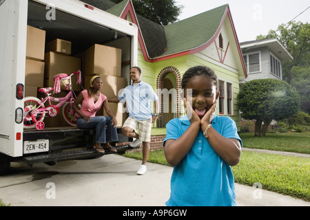 Porträt einer Familie stand vor einem Haus bewegen LKW Stockfoto