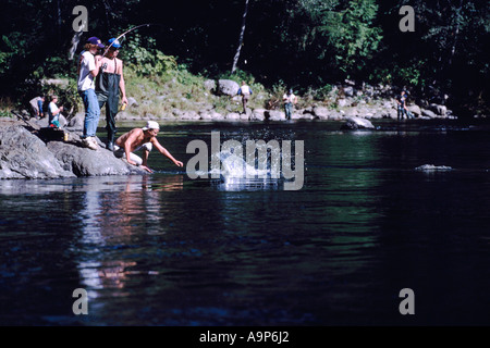 Angeln auf Lachs in Stempel Fluss in Stempel Falls Provincial Park in der Nähe von Port Alberni auf Vancouver Island in British Columbia Kanada Stockfoto