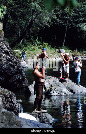 Angeln auf Lachs in Stempel Fluss in Stempel Falls Provincial Park in der Nähe von Port Alberni auf Vancouver Island in British Columbia Kanada Stockfoto