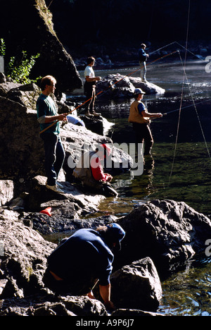 Angeln auf Lachs in Stempel Fluss in Stempel Falls Provincial Park in der Nähe von Port Alberni auf Vancouver Island in British Columbia Kanada Stockfoto