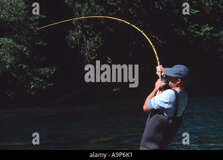 Angeln auf Lachs in Stempel Fluss in Stempel Falls Provincial Park in der Nähe von Port Alberni auf Vancouver Island in British Columbia Kanada Stockfoto