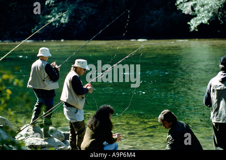 Angeln auf Lachs in Stempel Fluss in Stempel Falls Provincial Park in der Nähe von Port Alberni auf Vancouver Island in British Columbia Kanada Stockfoto