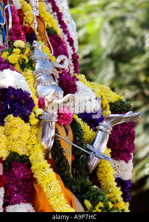 Silberne Hanuman Statue bekränzt und vorgeführt um Puttaparthi während Indianerfest Stockfoto