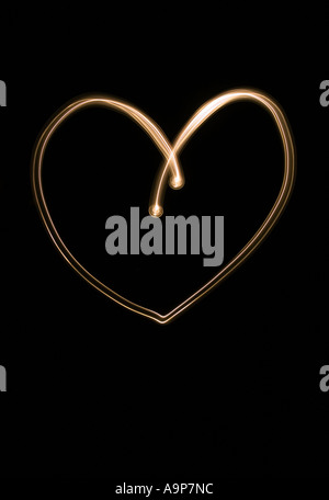Leichten Herzens Muster dunklen schwarzen Hintergrund Stockfoto