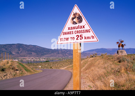 Zweisprachige Schlangen, die Straße überqueren anmelden Okanagan indische und englische Sprachen, Osoyoos, südliche Okanagan, British Columbia, Kanada Stockfoto