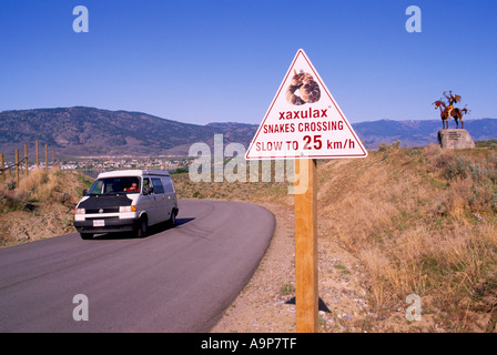 Zweisprachige Schlangen, die Straße überqueren anmelden Okanagan indische und englische Sprachen, Osoyoos, südliche Okanagan, British Columbia, Kanada Stockfoto