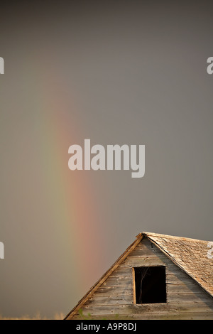 Regenbogen berühren, die hinter der alten Gebäude in Saskatchewan Stockfoto