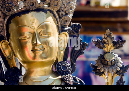 Weibliche tibetische Gottheit Statue Prajnaparamita glitzert im Morgenlicht Stockfoto