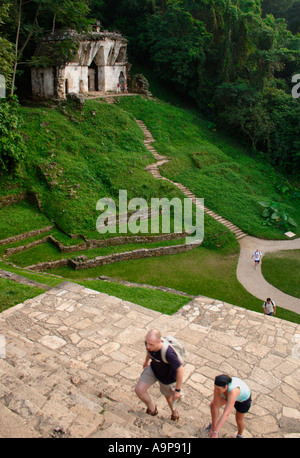Touristen steigen die Stufen des Tempels des Kreuzes in Palenque die Maya-Ruine-Ausgrabungsstätte in Chiapas, Mexiko Stockfoto
