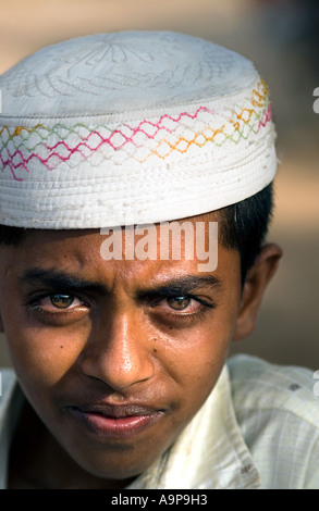 Porträt eines indischen muslimischen jungen direkt in die Kamera schauen Stockfoto