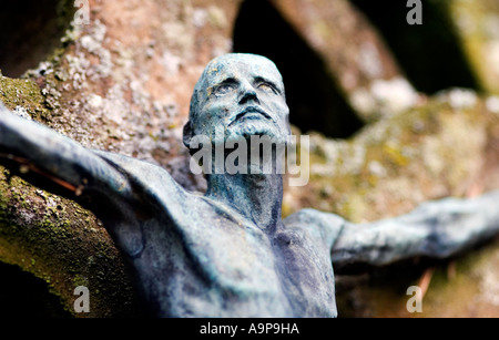 Statue von Jesus Christus auf einem Grabstein Stockfoto