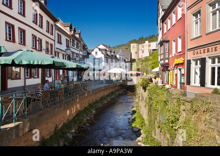 Straßencafés durch den Fluss Erft in Bad Munstereifel, Eifel-Region, Deutschland, Europa Stockfoto