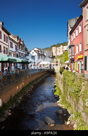 Straßencafés durch den Fluss Erft in Bad Munstereifel alte Stadt, Deutschland, Europa Stockfoto