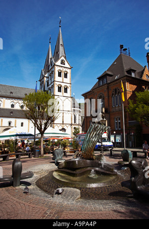 St. Severus Kirche und Brunnen am Markt Platz Boppard Rheinland Deutschland Europa im Sommer Stockfoto