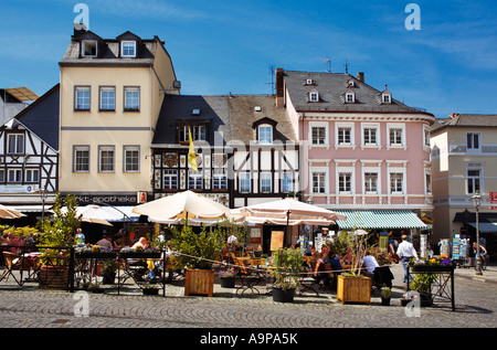 Deutschland, Rheinland - Fachwerkhäuser, Cafés und Geschäfte auf dem Marktplatz in Boppard am Rhein, Rhein, Deutschland Stockfoto