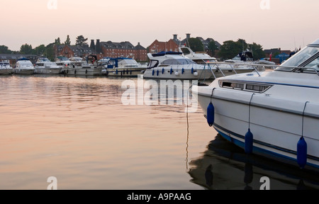 Boote vor Anker in Oulton Broad nahe Lowestoft das südliche Tor zu den Norfolk Broads östlichen England UK Stockfoto