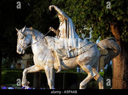 Feine Dame Bronze Statue / Skulptur auf einem Welsh Cob Pferd neben Banbury Cross. Banbury, Oxfordshire, England Stockfoto