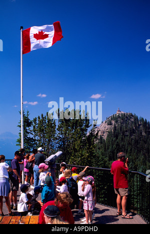 Besucher am Aussichtspunkt auf Schwefel Berg über der Stadt von Banff im Banff Nationalpark in den kanadischen Rocky Mountains in Alberta, Kanada Stockfoto