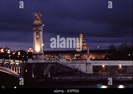 Brücke über den Fluss mit Nationalversammlung im Hintergrund Paris Frankreich Stockfoto