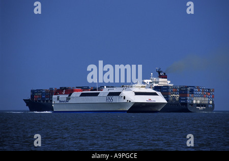 Stena Line HSS Entdeckung Personenfähre vorbei ein Containerschiff in der Nordsee in der Nähe von Hafen von Felixstowe, Suffolk, UK. Stockfoto