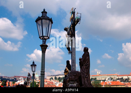 Statuen des Heiligen Kreuzes und der Kalvarienberg mit hebräischen Schriftzug in Charles Bridge Prag Tschechische Republik Stockfoto