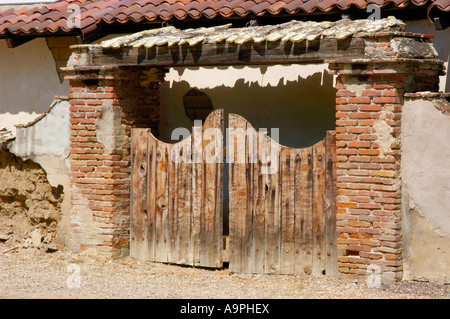 Holztore an Mission San Miguel Archangel 16. Kalifornien-Mission gegründet 1797, San Miguel, California Stockfoto