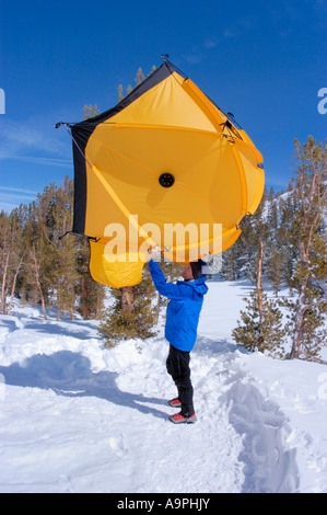 Backcountry Skifahrer ausschütteln eine gelbe Kuppelzelt kleine Seen Tal John Muir Wildnis Sierra Nevada in Kalifornien Stockfoto