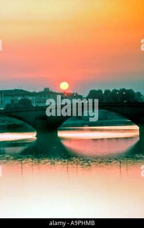 Florenz, Sonnenuntergang über der Brücke "Ponte Alla Carraia" in Toskana atmosphärische Landschaft am Fluss Stockfoto