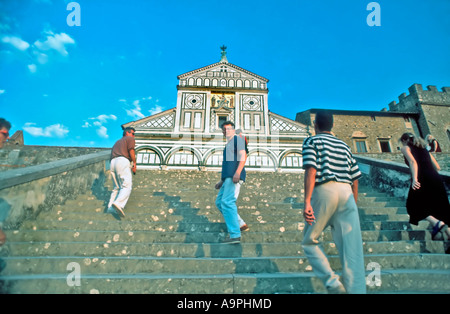 Florenz-Italien, Gruppe Touristen besuchen Kirche zu Fuß hinauf Schritte außerhalb der Toskana Stockfoto