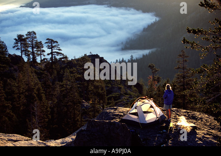 Eine Frau die Aussicht beim camping auf Donner Gipfel CA Stockfoto
