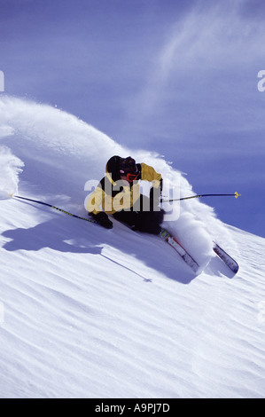 Ein Mann Skifahren Pulverschnee in Snowbird UT Stockfoto