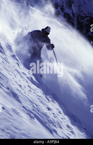 Ein Mann Skifahren Pulverschnee in Squaw Valley, CA Stockfoto