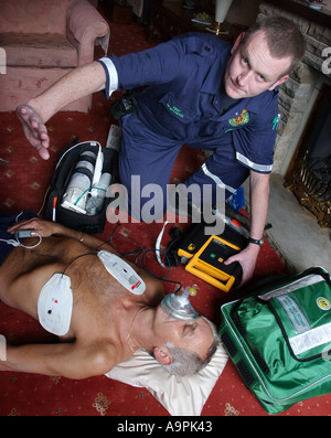 FOTO VON HOWARD BARLOW MEDIC RESPONDER MIT DEFIBRILATOR Stockfoto