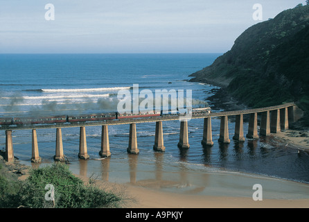 Dampfzug Outeniqua Choo Choo auf Eisenbahnbrücke über Kaaiman s River Mündung Kapprovinz in Südafrika Stockfoto