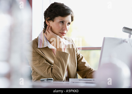 Geschäftsfrau an ihrem Schreibtisch Stockfoto