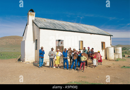 Familie versammelten sich vor ihrer Hütte Little Karoo Western Cape Südafrika Stockfoto