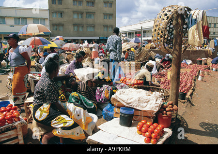 Markt-Szene Arusha Tansania Ostafrika geworden die Frauen ihre Köpfe, um zu vermeiden, dass Sie fotografiert Stockfoto