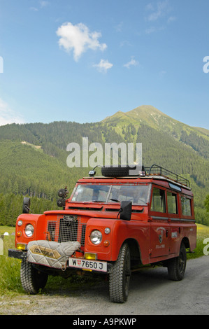 Historischen 1960 s Land Rover Serie 2a 109 Station Wagon LWB als österreichische Feuerwehrauto Konvertierung von Rosenbauer. Stockfoto