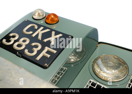 Nahaufnahme einer frisch restaurierten 1968 Land Rover Serie 2a Front mit einem Alter im Zusammenhang mit schwarz UK Nummernschild. Stockfoto